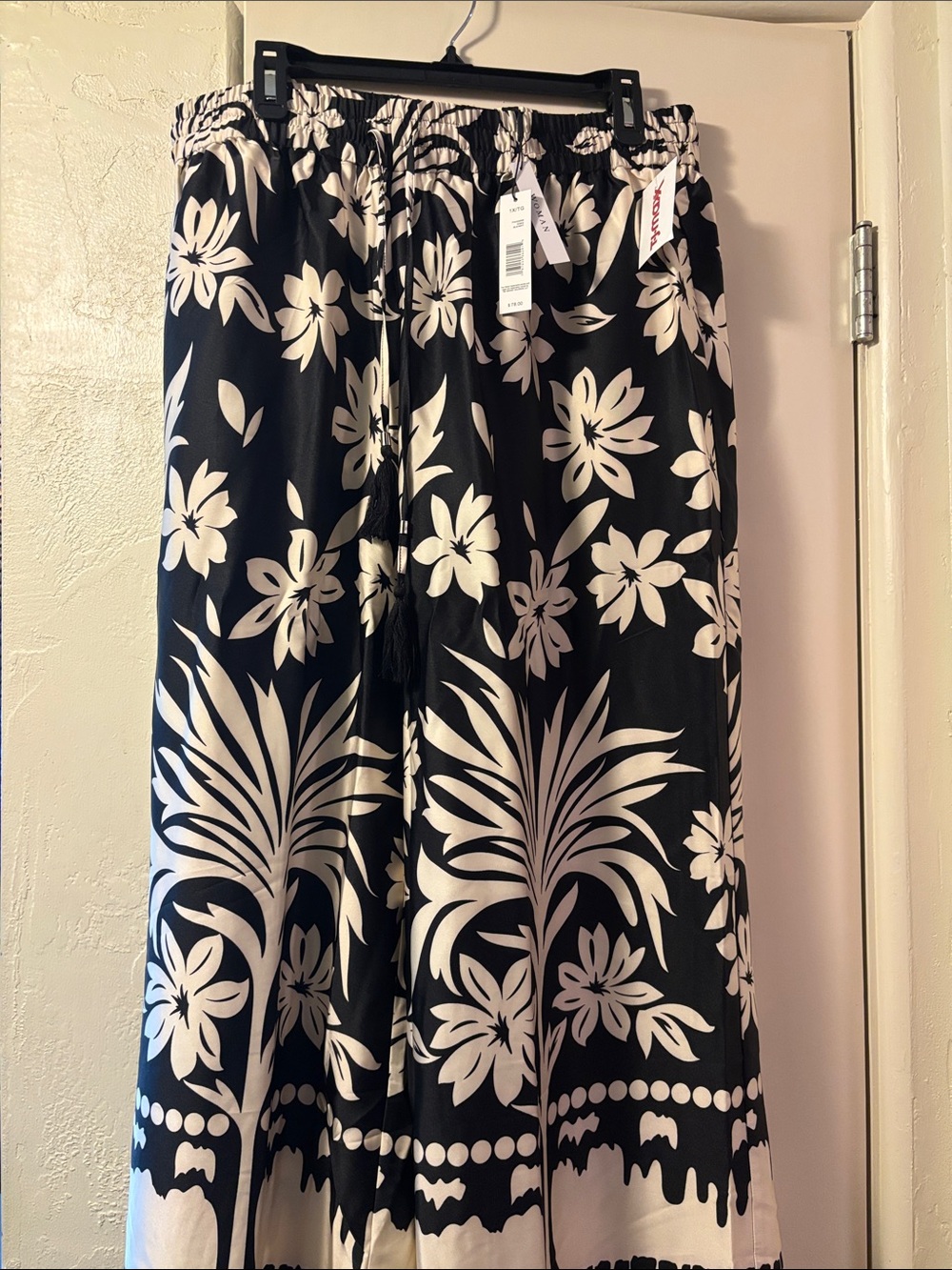 NWT - Tahari Woman Black and Cream Floral Pants - Picture 8 of 8